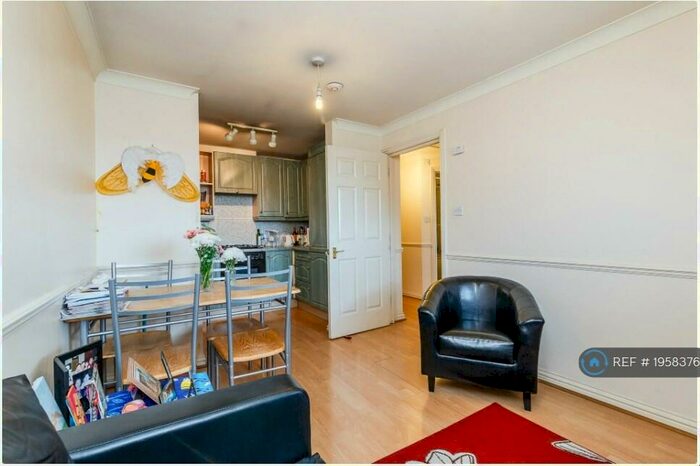 1 Bedroom Flat To Rent In Mile End Road, London, E1
