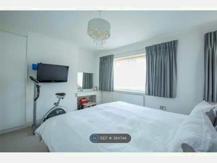 3 Bedroom Semi-Detached House To Rent In Howard Walk, London, N2