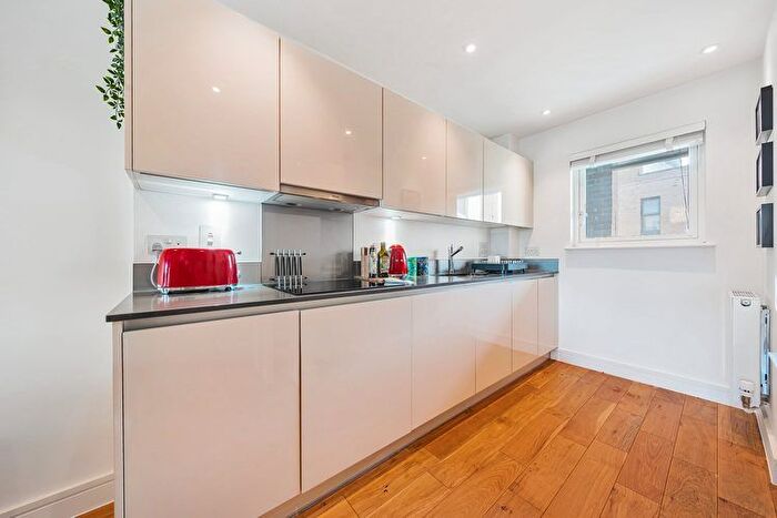 1 Bedroom Flat For Sale In Bradley Road, Clapham, London, SW4