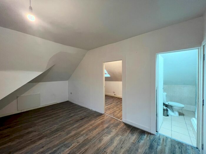 Studio To Rent In Golders Green Road, London, NW11