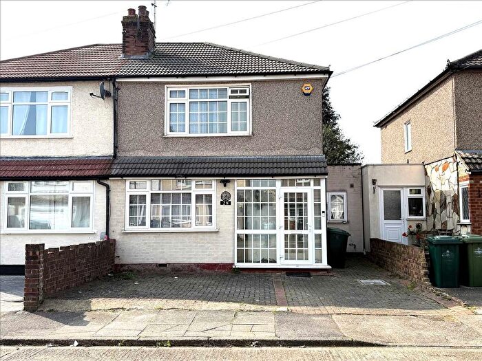 3 Bedroom Semi Detached House For Sale In Willowbrook Road, Stanwell, TW19