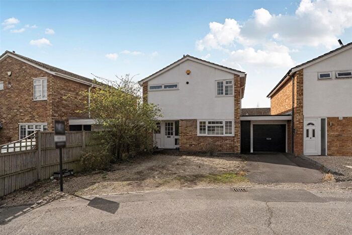 3 Bedroom Link Detached House For Sale In Redberry Close, Caversham, Reading, RG4