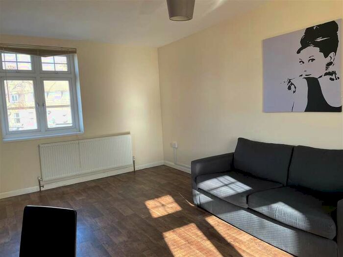 1 Bedroom Flat To Rent In Beacon Apartments, Upper Sutton Lane, Heston, TW5