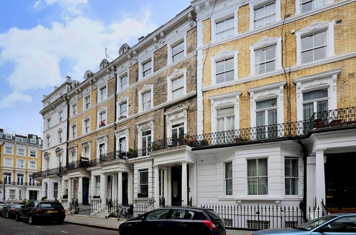 3 Bedroom Flat To Rent In Hogarth Road, Earls Court, London, SW5