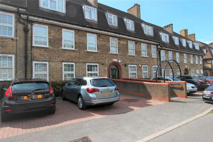 3 Bedroom Flat To Rent In Gilton Road, Lewisham, London, SE6