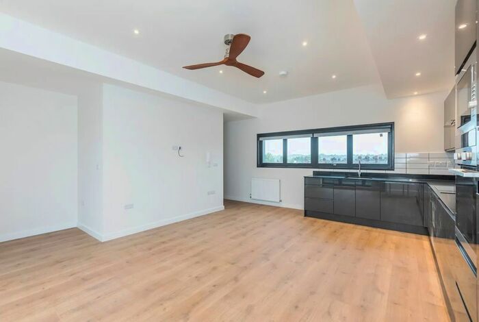 2 Bedroom Flat To Rent In Oakland Road, Crickelwood, NW2