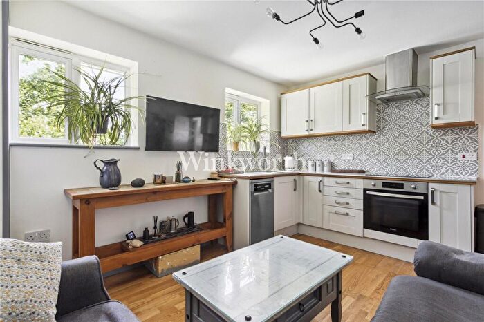 1 Bedroom Apartment For Sale In Farndale Avenue, London, N13