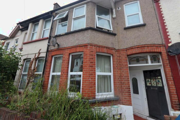 1 Bedroom Flat To Rent In Wenham Drive, Westcliff-On-Sea, SS0