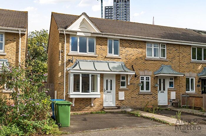 3 Bedroom Flat To Rent In Ann Moss Way, Canada Water, SE16