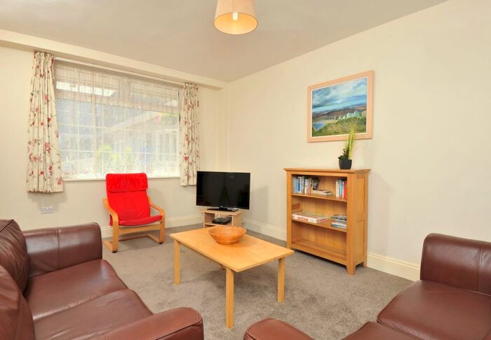 2 Bedroom Flat To Rent In Trinity Hill, Torquay, TQ1