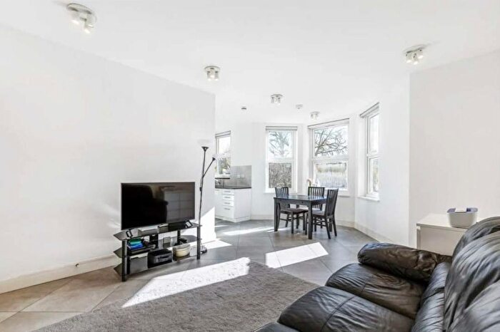 2 Bedroom Flat To Rent In The Grove, Ealing, London, W5