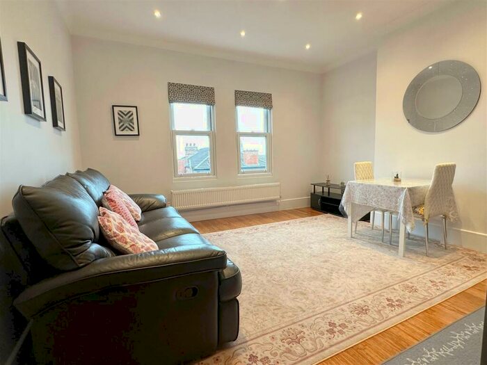 2 Bedroom Apartment To Rent In Gedling Grove, Arboretum, NG7