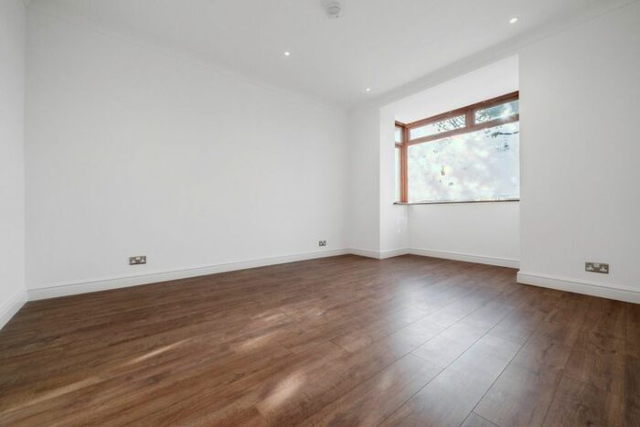 3 Bedroom Detached Bungalow For Sale In Balmuildy Road, Glasgow, Glasgow, G23