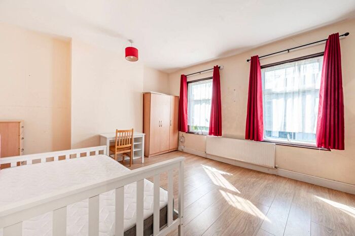 3 Bedroom Flat To Rent In Chaplin Road, Dollis Hill, London, NW2