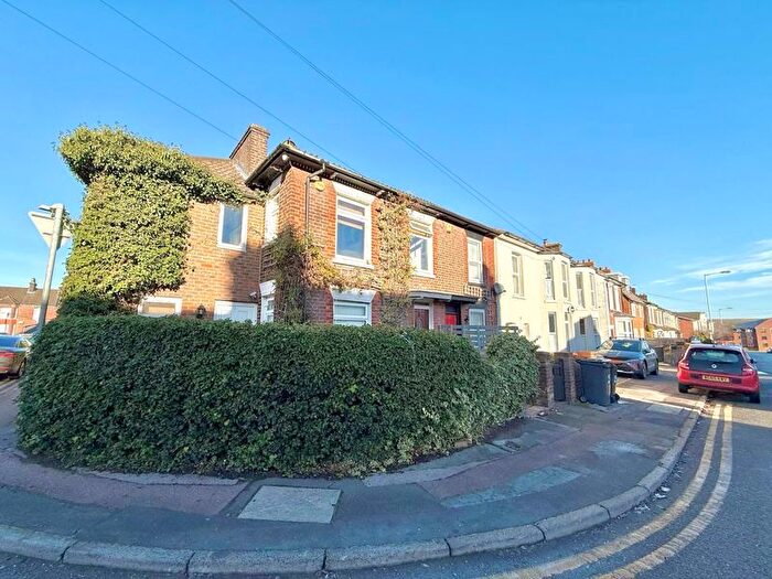 5 Bedroom End Terrace House For Sale In Chiltern Road, Dunstable, LU6