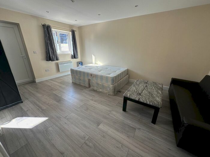 Studio To Rent In West Way, Hounslow, Greater London, TW5