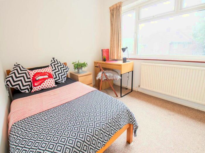 6 Bedroom House To Rent In River Street, Gillingham, Kent, ME7