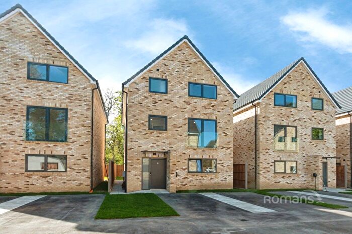 4 Bedroom Detached House To Rent In Sorrel Close, Farnborough, Hampshire, GU14