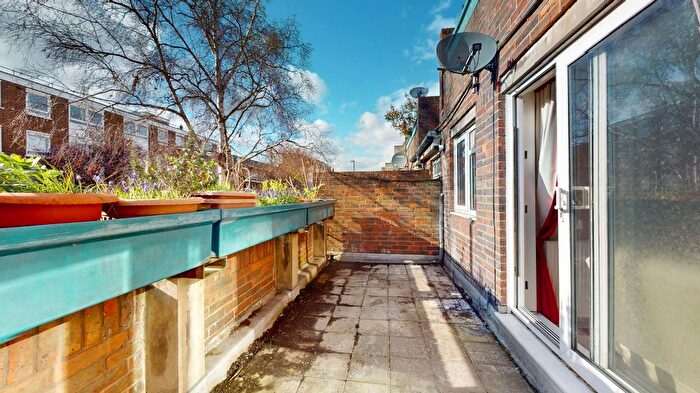 2 Bedroom Flat For Sale In Andover Road, Finsbury Park, London, N7