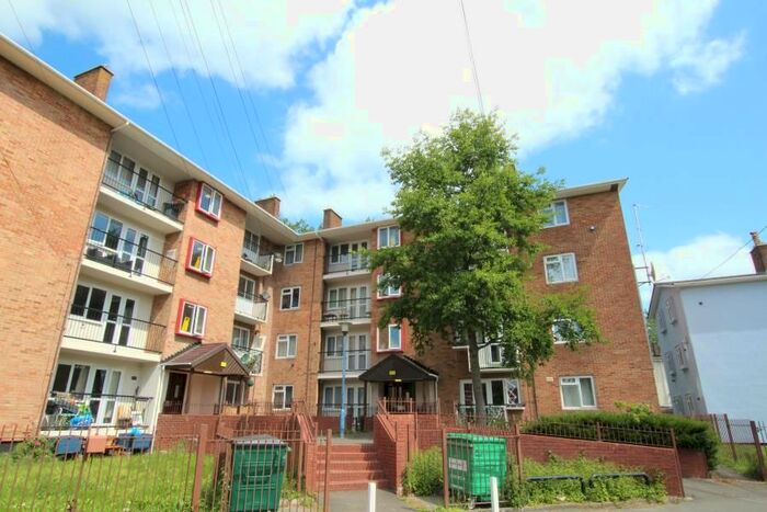 2 Bedroom Flat To Rent In Henacre Road, Bristol, BS11