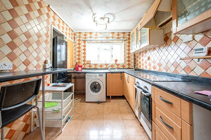 3 Bedroom Flat To Rent In Dawn Crescent, Stratford, London, E15