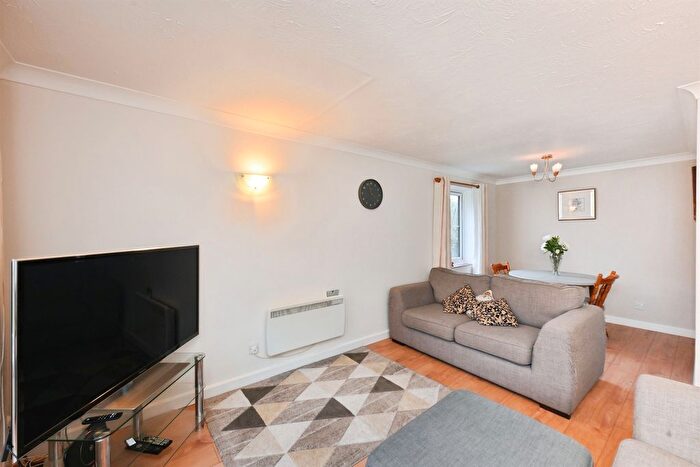 2 Bedroom Flat For Sale In Tempsford, Welwyn Garden City, AL7
