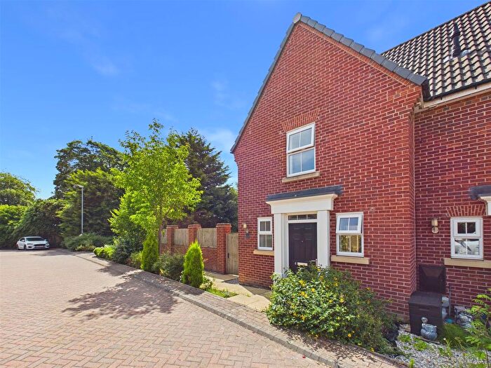 2 Bedroom End Terrace House For Sale In Field View Drive, Hessle, HU13