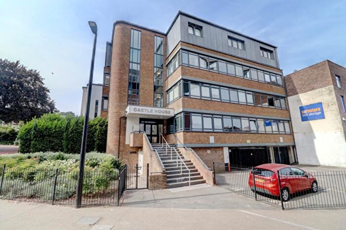 1 Bedroom Apartment For Sale In Desborough Road, High Wycombe, Buckinghamshire, HP11