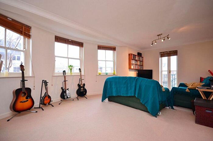 3 Bedroom Flat To Rent In Saunders Ness Road, Isle Of Dogs, London, E14
