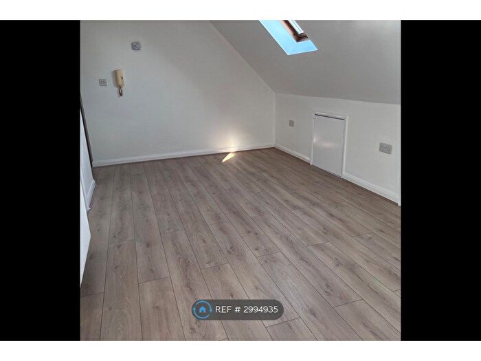 Studio To Rent In Erelu Court, Romford, RM1