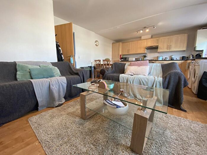3 Bedroom Flat To Rent In Minny Street, Cathays, CF24