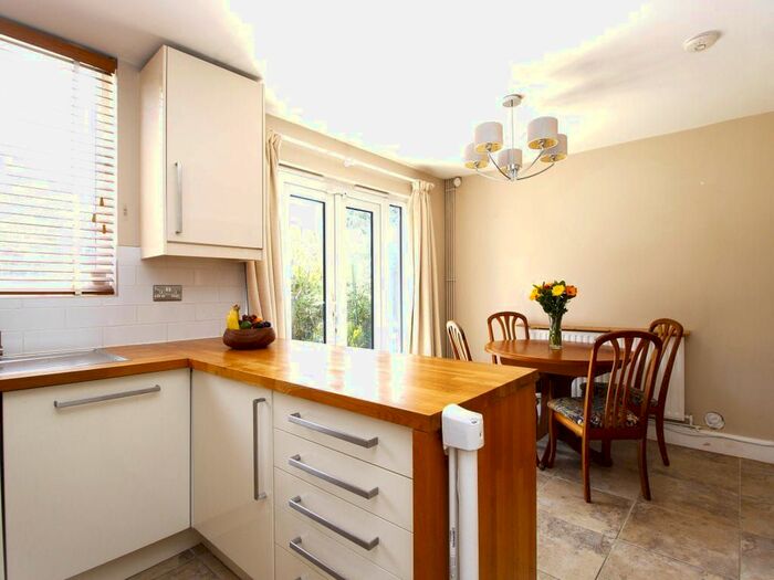 3 Bedroom Semi-Detached House To Rent In Shaftesbury Road, Romford, RM1