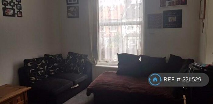2 Bedroom Flat To Rent In Portland Road, London, SE25