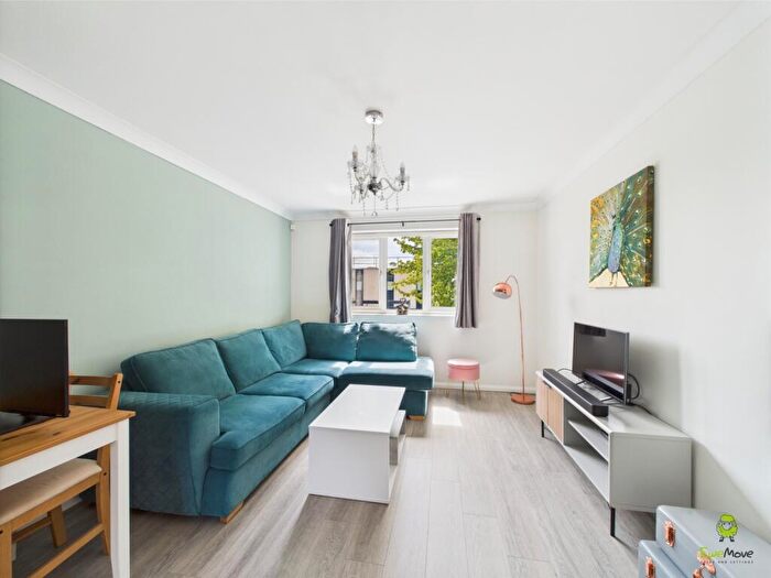 1 Bedroom Flat For Sale In Flat Cloisters Court, Erith Road, Bexleyheath, DA7