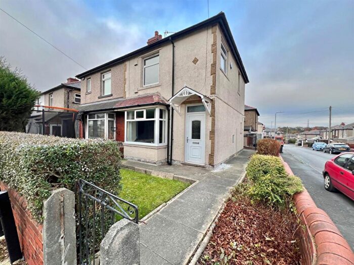 3 Bedroom Semi Detached House For Sale In St. Albans Avenue, Ainley Top, Huddersfield, HD3