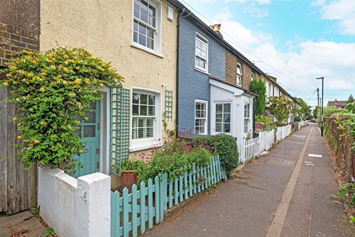 2 Bedroom Cottage To Rent In Railway Side, London, SW13