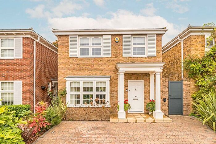 4 Bedroom Detached House For Sale In Cotswold Close, Kingston Upon Thames, KT2