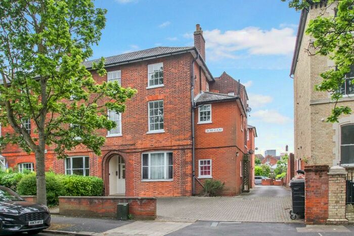 2 Bedroom Apartment To Rent In The Crescent, Bedford, Bedfordshire, MK40