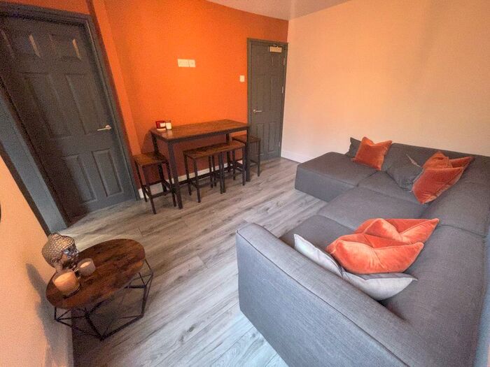 4 Bedroom House To Rent In Adelaide Road, L7