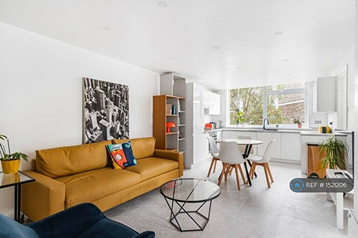 2 Bedroom Flat To Rent In Pickwick Court, London, SE9