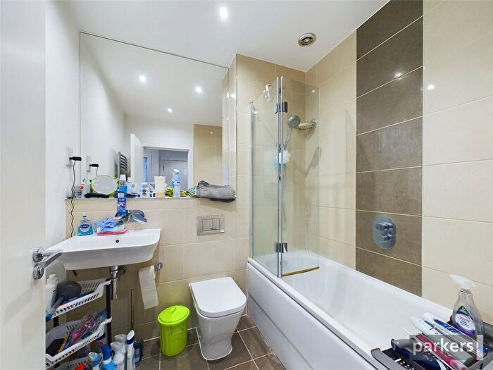 1 Bedroom Flat For Sale In Drake Way, Reading, Berkshire, RG2
