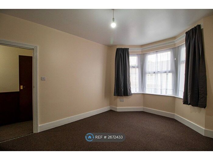 1 Bedroom Flat To Rent In Hickling Road, Ilford, IG1