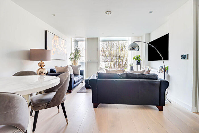 2 Bedroom Flat For Sale In Gabriel Square, St. Albans, Hertfordshire, AL1
