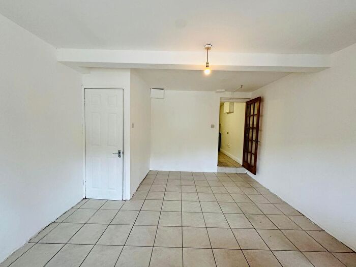 Studio To Rent In West Wycombe Road, High Wycombe, HP12