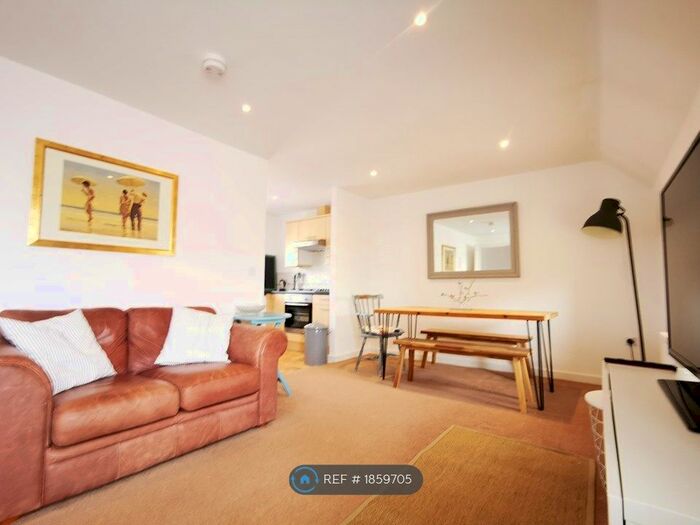 2 Bedroom Flat To Rent In Robinson Way, Bracklesham Bay, Chichester, PO20