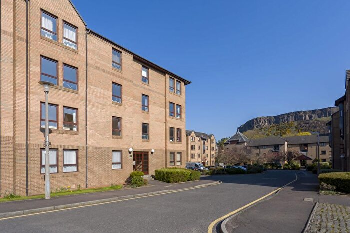 2 Bedroom Flat To Rent In Parkside Terrace, Edinburgh, EH16
