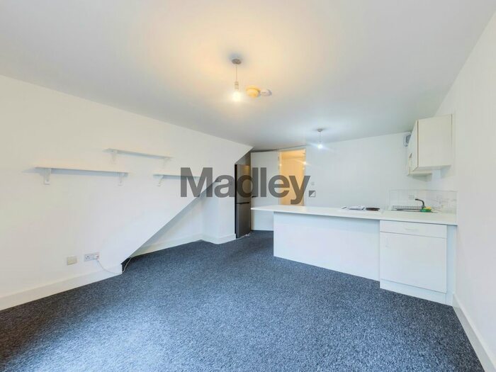 1 Bedroom Flat To Rent In Lady Florence Courtyard, Reginald Square, London, SE8