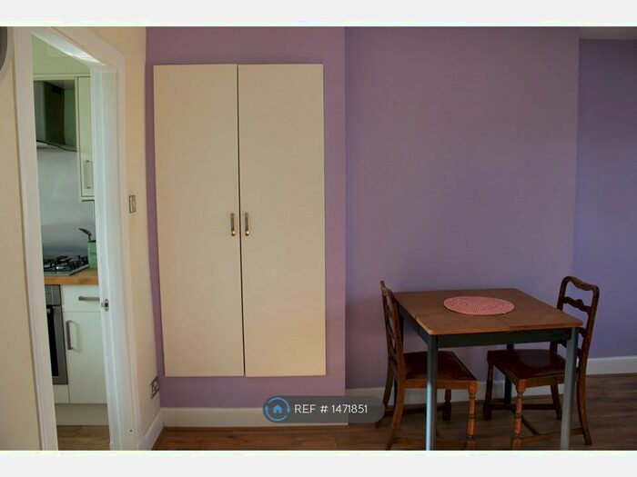 2 Bedroom Flat To Rent In Stenhouse Crescent, Edinburgh, EH11