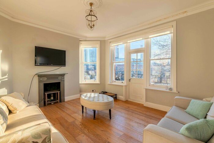 3 Bedroom Flat To Rent In Cremorne Road, Chelsea, SW10
