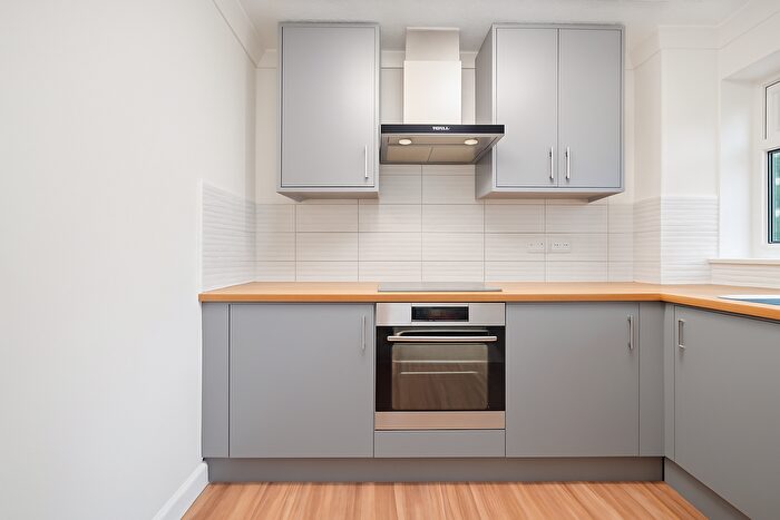 1 Bedroom End Of Terrace House For Sale In Wadley Road, E11